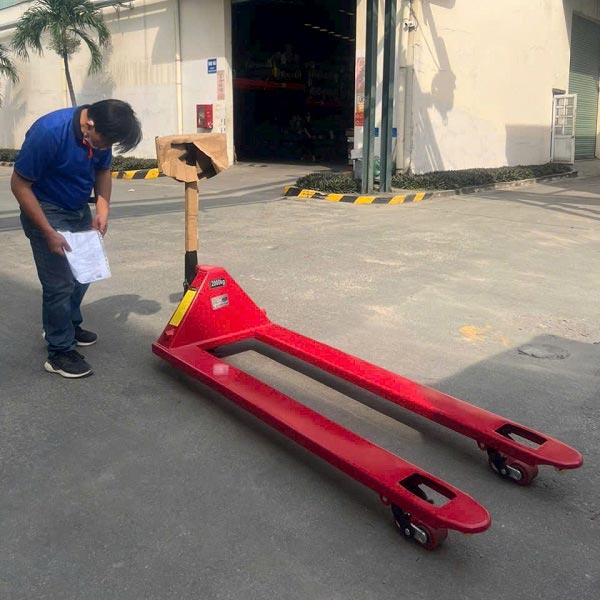 Giao xe nâng kèm theo giấy tờ liên quan