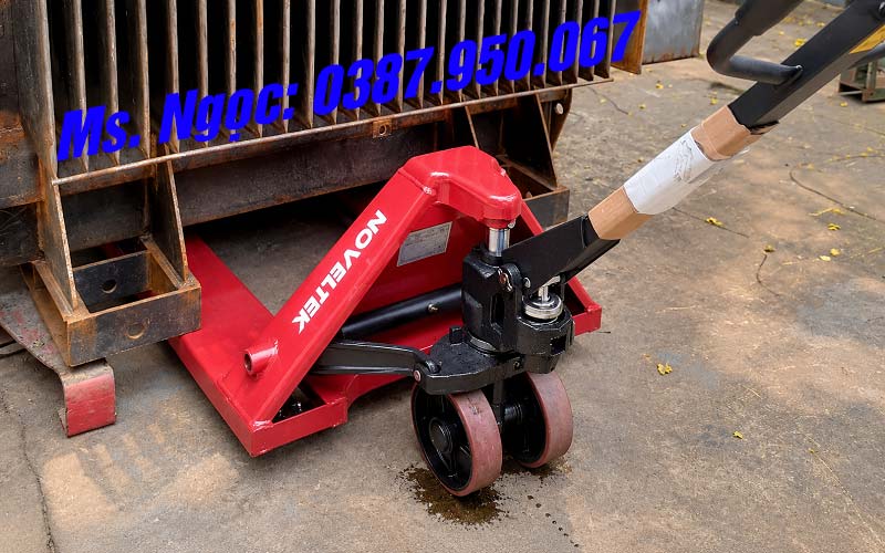 Xe nâng tay bị chảy dầu