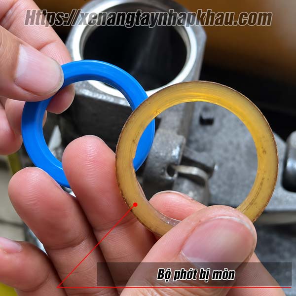 Xe nâng tay bị tụt càng do bộ phớt bị mòn
