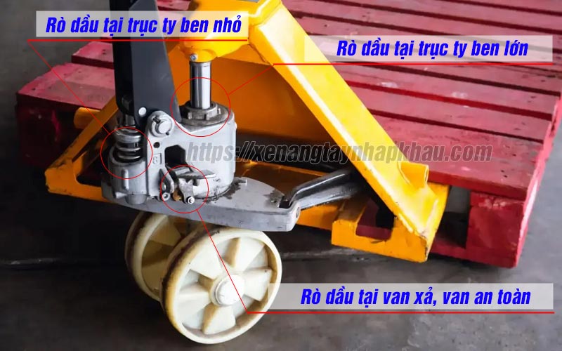 Các vị trí xe nâng tay bị chảy dầu