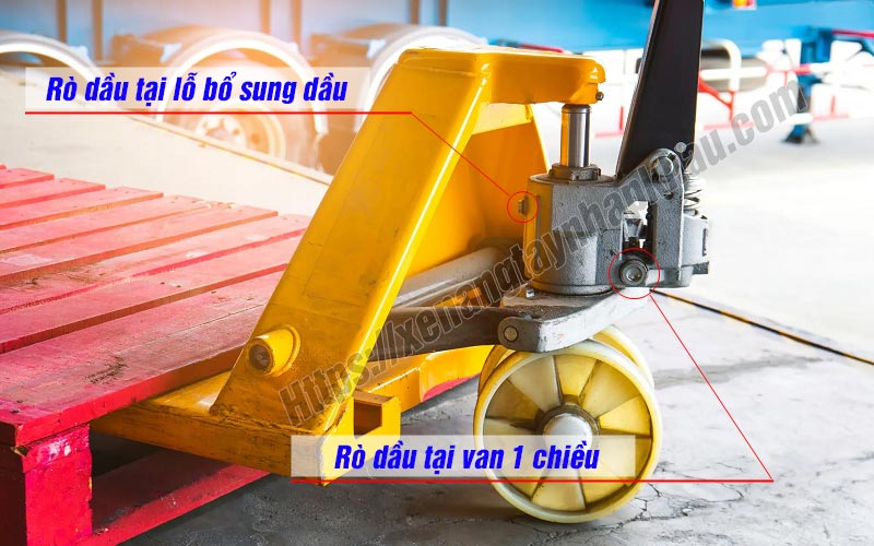 Các vị trí xe nâng tay thấp bị chảy dầu
