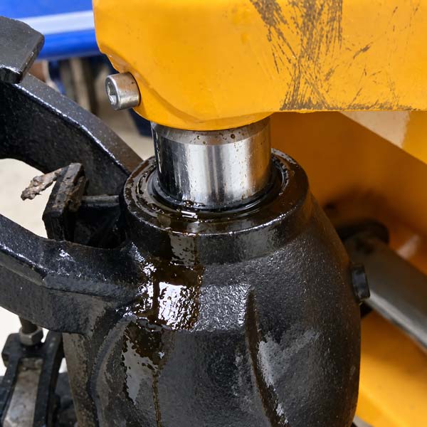 Xe nâng tay thấp bị chảy dầu tại trục ty ben lớn