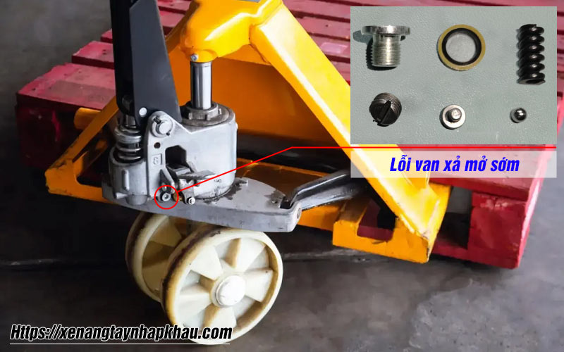 Xe nâng tay nâng yếu do van an toàn mở sớm