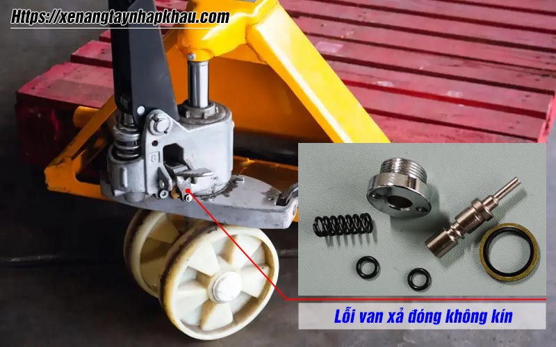 Xe nâng tay nâng yếu do van xả đóng không kín